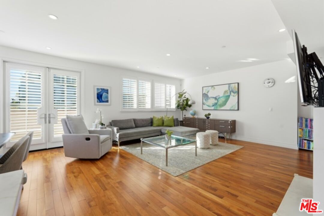 4661 Wilshire Blvd Unit: 204