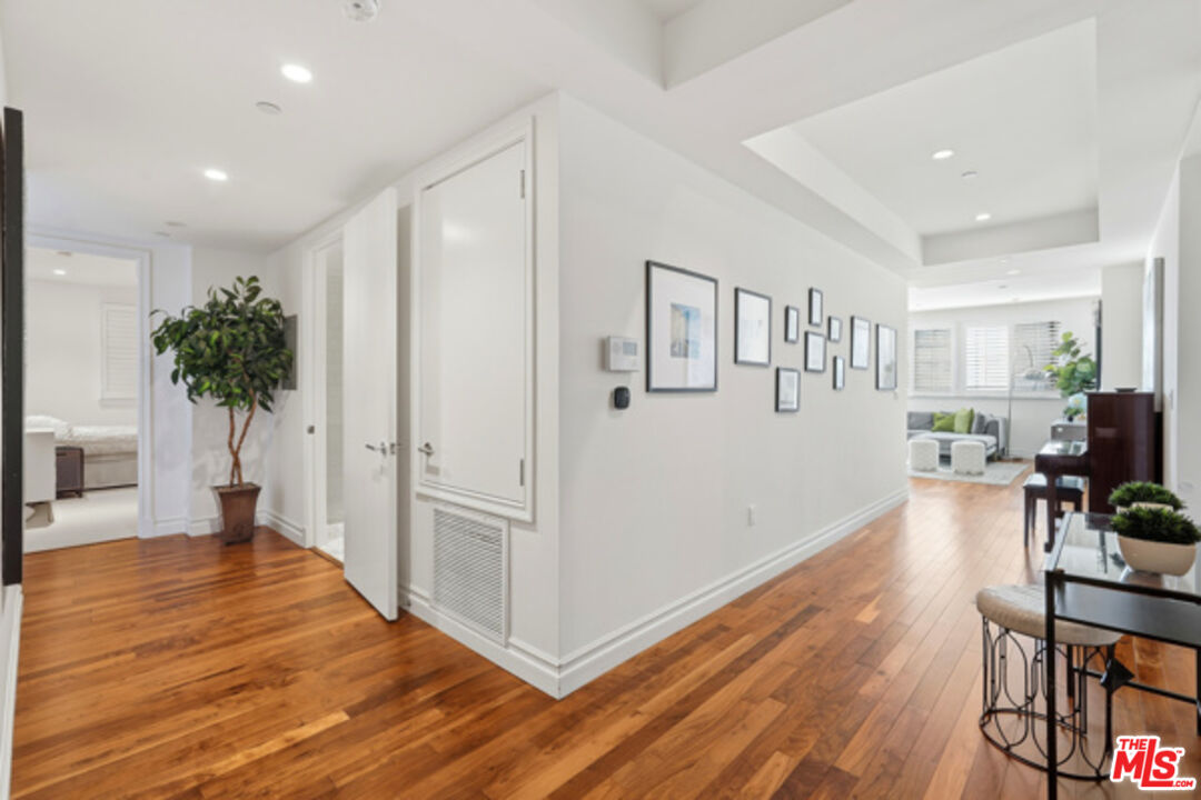 4661 Wilshire Blvd Unit: 204