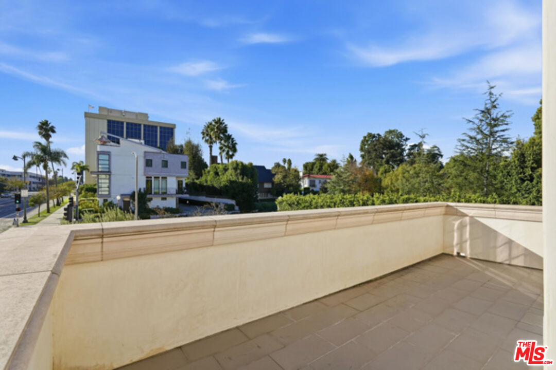 4661 Wilshire Blvd Unit: 204