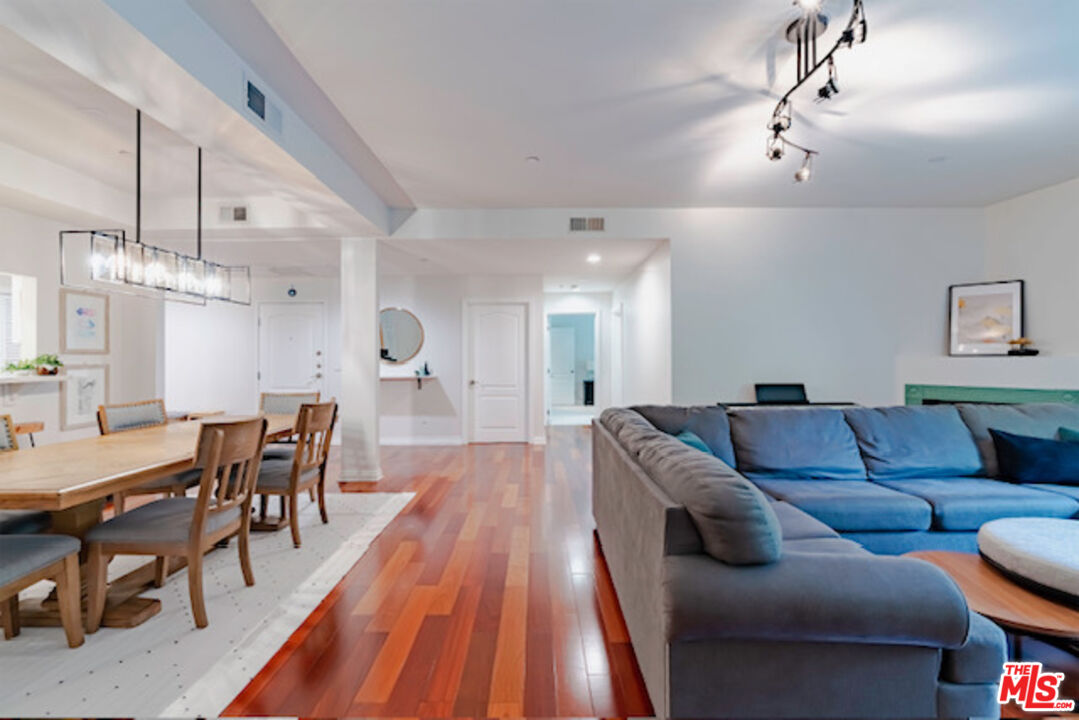 956 S Wilton Pl Unit: 305