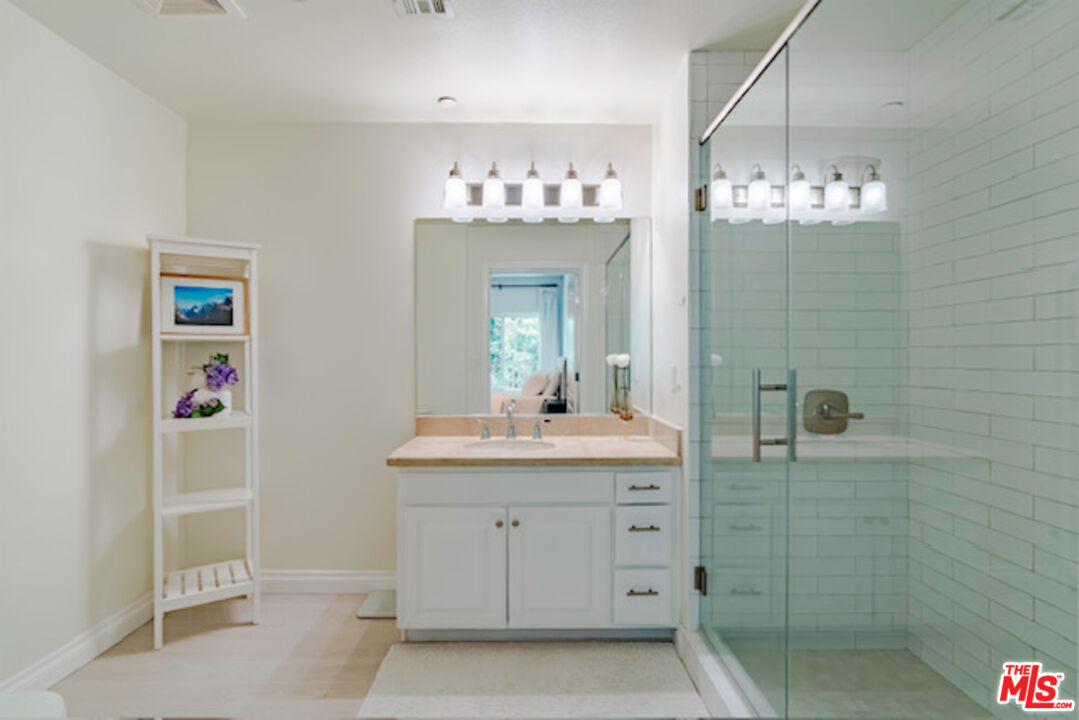 956 S Wilton Pl Unit: 305