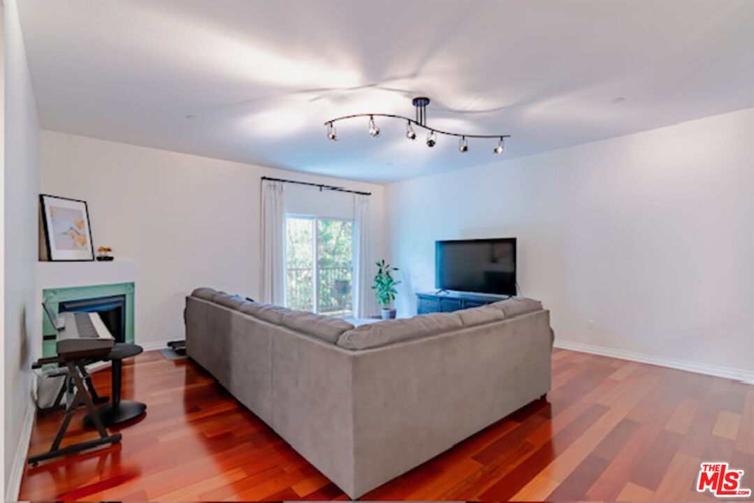 956 S Wilton Pl Unit: 305