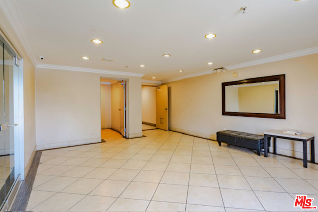 956 S Wilton Pl Unit: 305