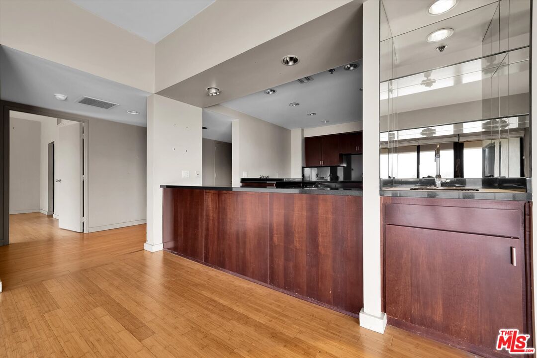 10445 Wilshire Blvd Unit: 904