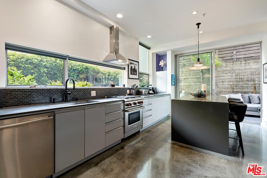 1137 Hacienda Pl Unit: 104