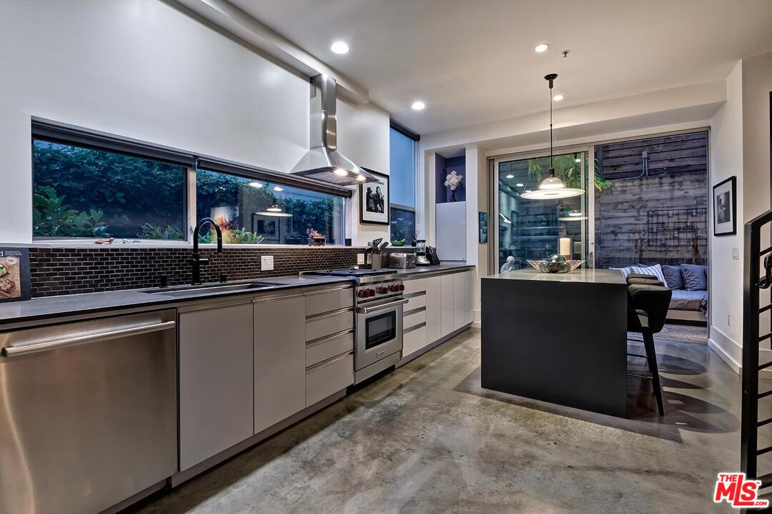 1137 Hacienda Pl Unit: 104