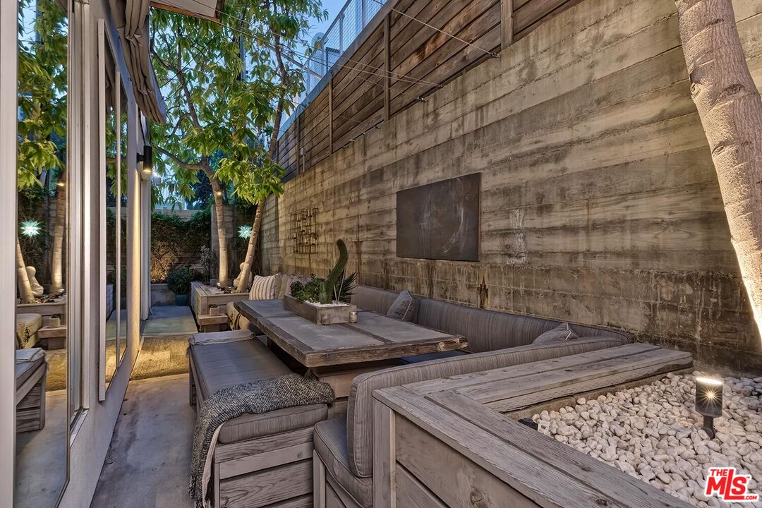 1137 Hacienda Pl Unit: 104