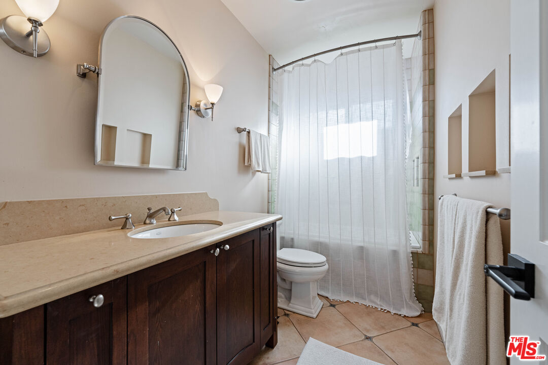 832 Euclid St Unit: 203