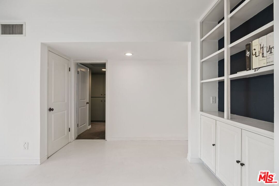 949 N Kings Rd Unit: 309