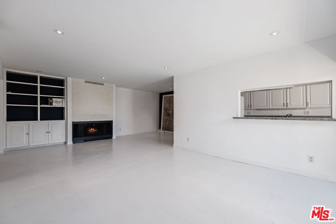 949 N Kings Rd Unit: 309