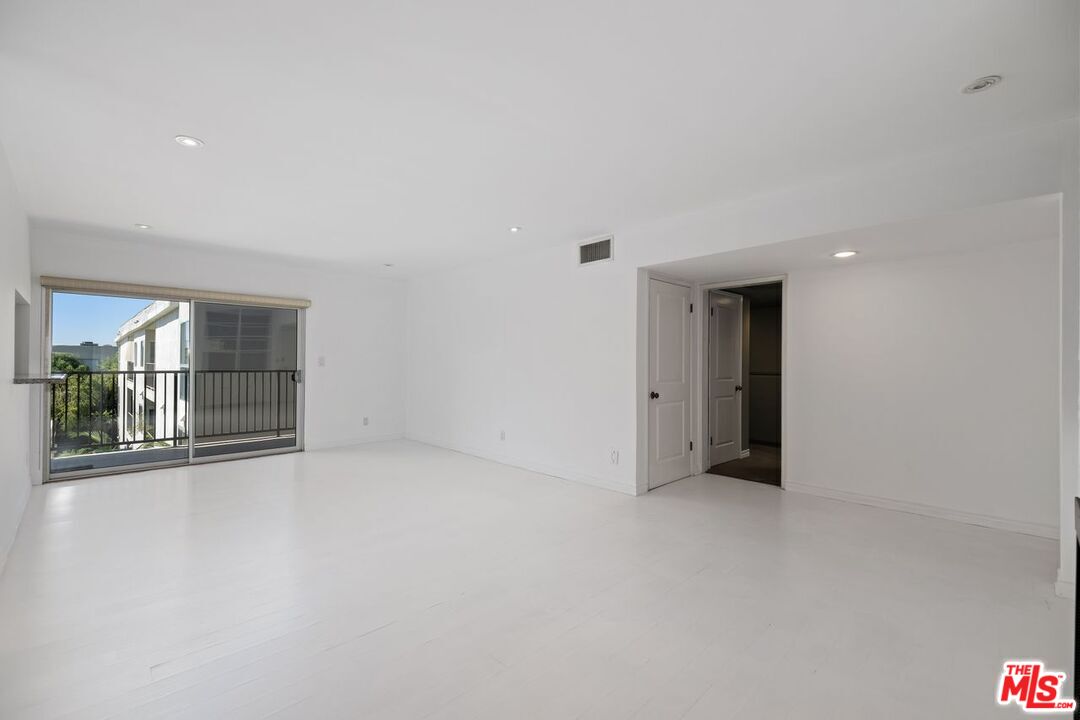 949 N Kings Rd Unit: 309