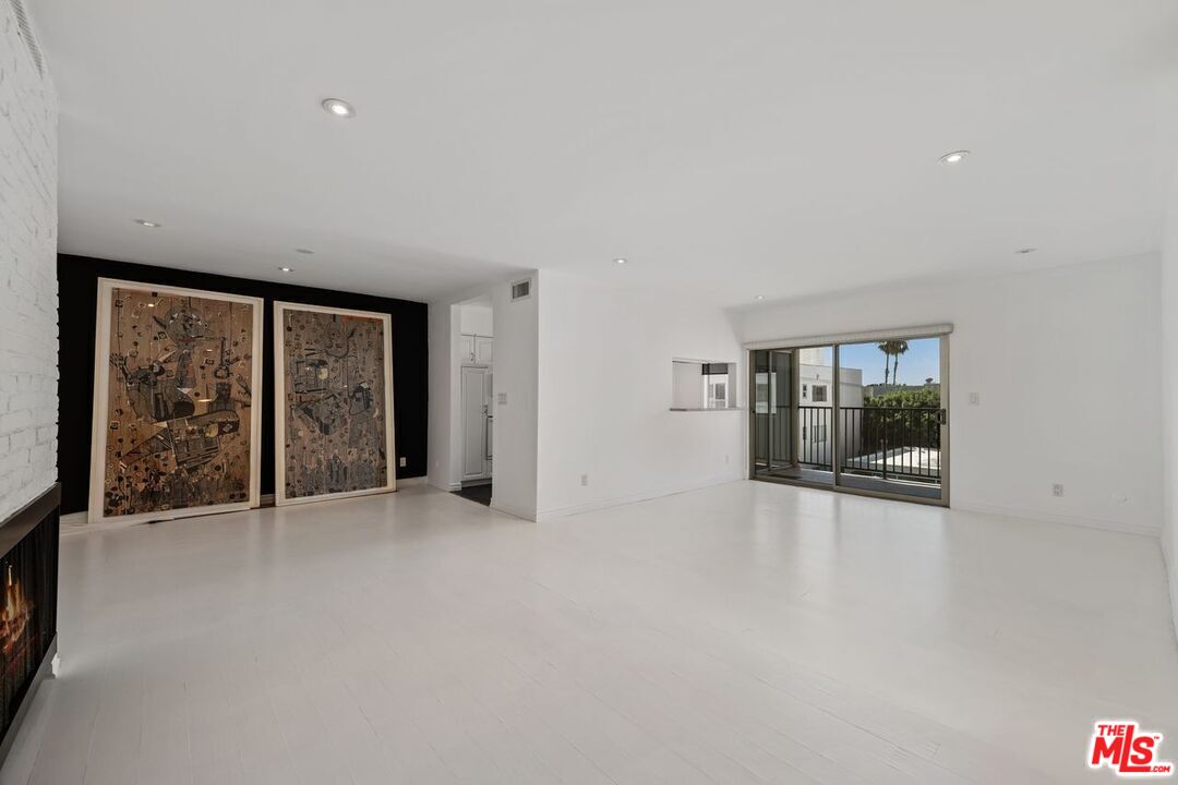 949 N Kings Rd Unit: 309