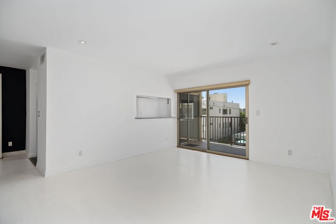 949 N Kings Rd Unit: 309