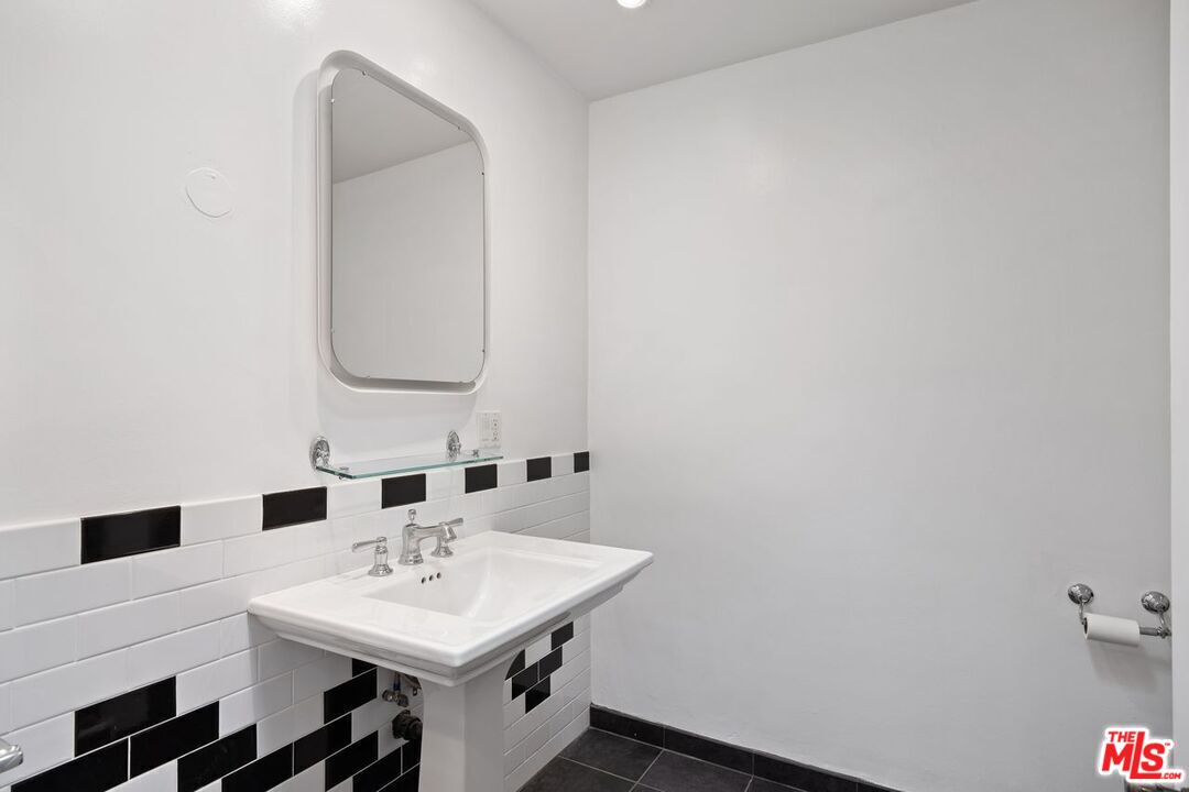 949 N Kings Rd Unit: 309