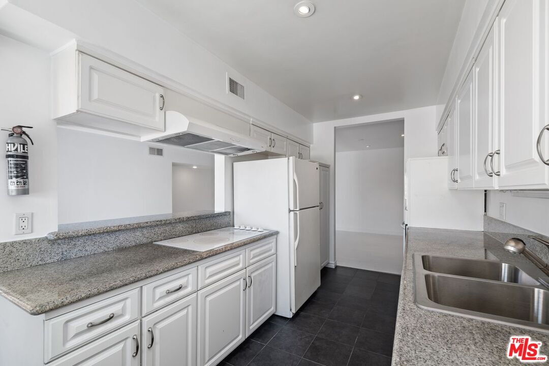 949 N Kings Rd Unit: 309