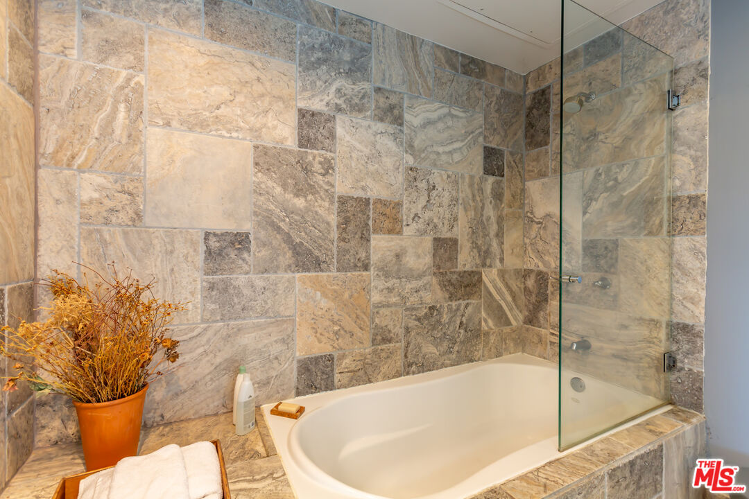 615 Hampton Dr Unit: A304