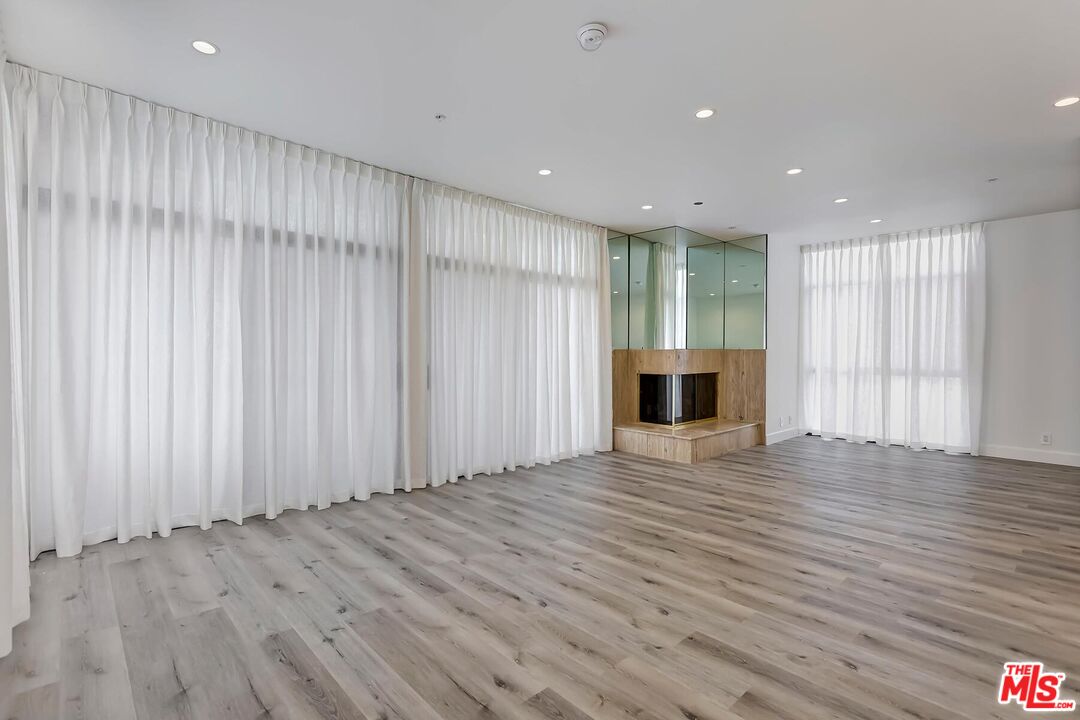 323 N Palm Dr Unit: 3