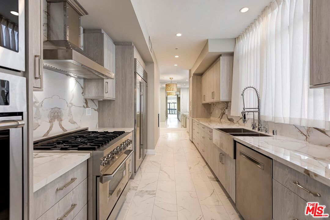 323 N Palm Dr Unit: 3