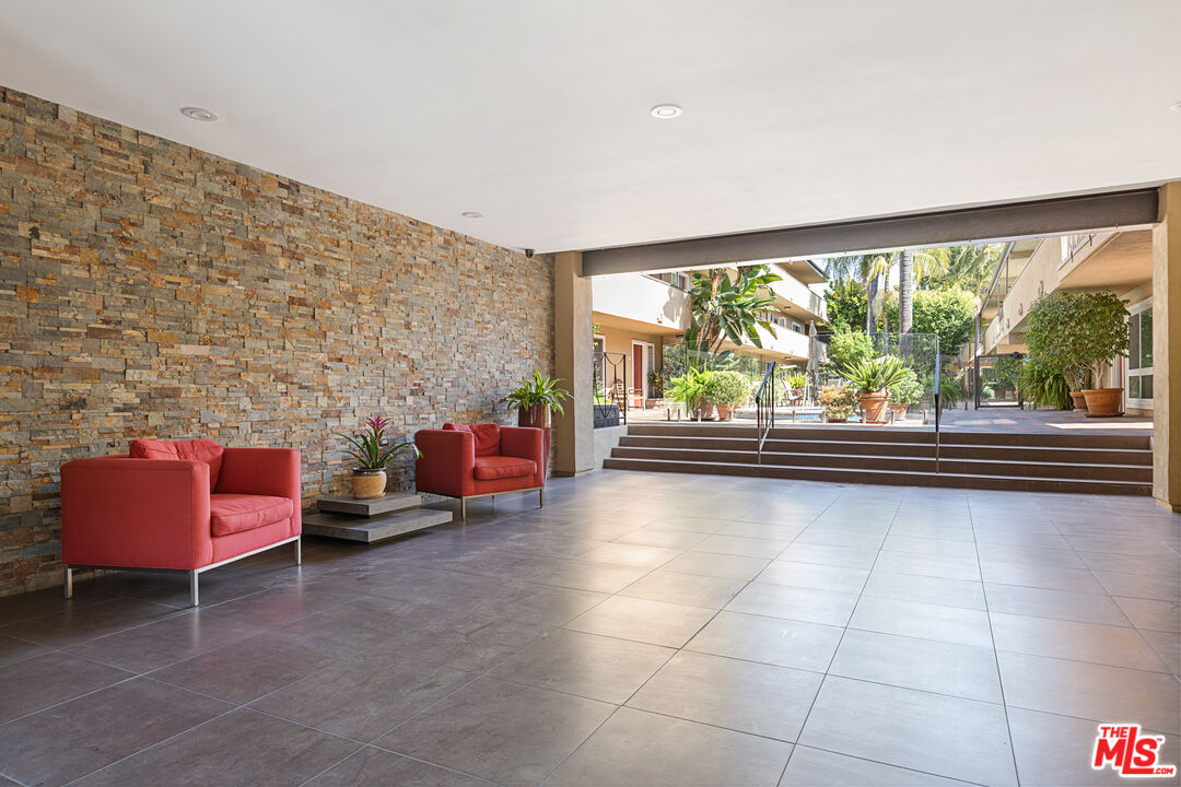 970 Palm Ave Unit: 215