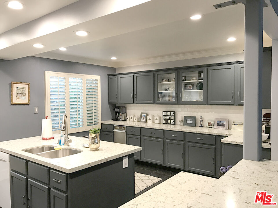 8727 Shoreham Dr Unit: 2