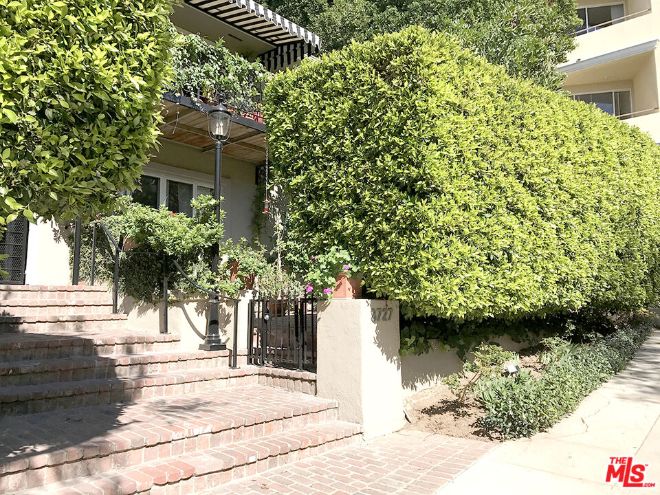 8727 Shoreham Dr Unit: 2