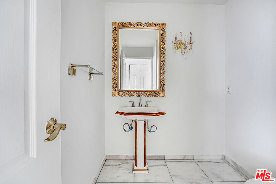 1132 S SHENANDOAH ST Unit: PH