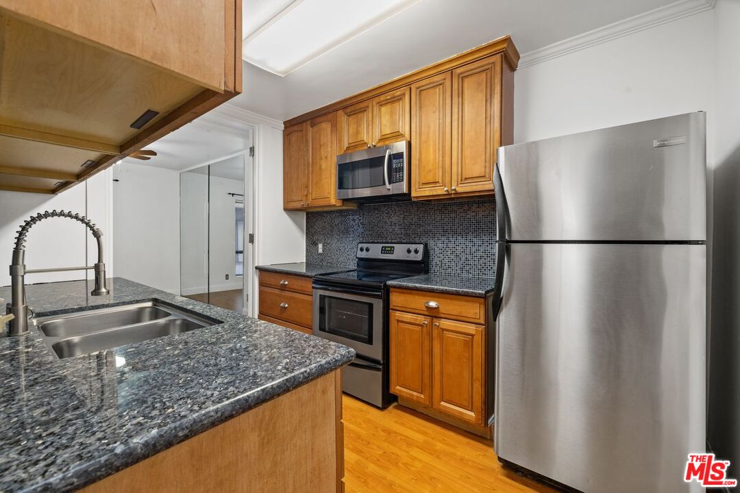 1735 N Fuller Ave Unit: 121