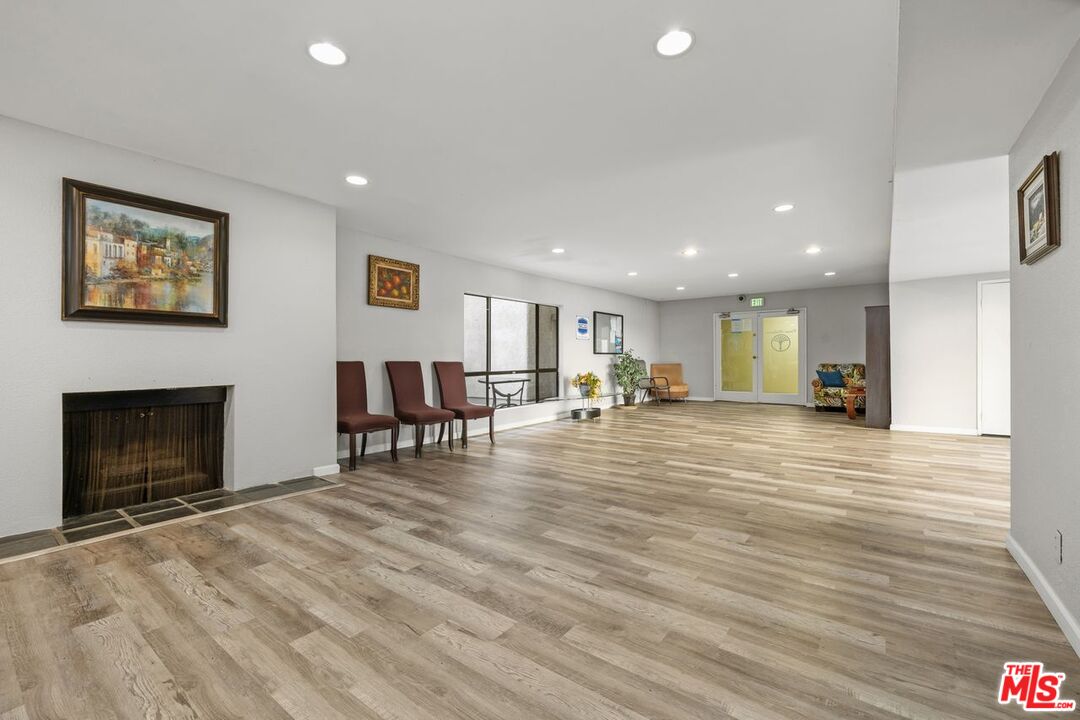 1735 N Fuller Ave Unit: 121