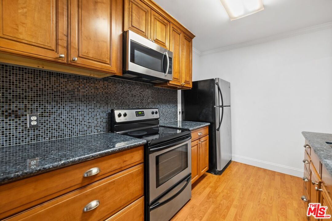 1735 N Fuller Ave Unit: 121
