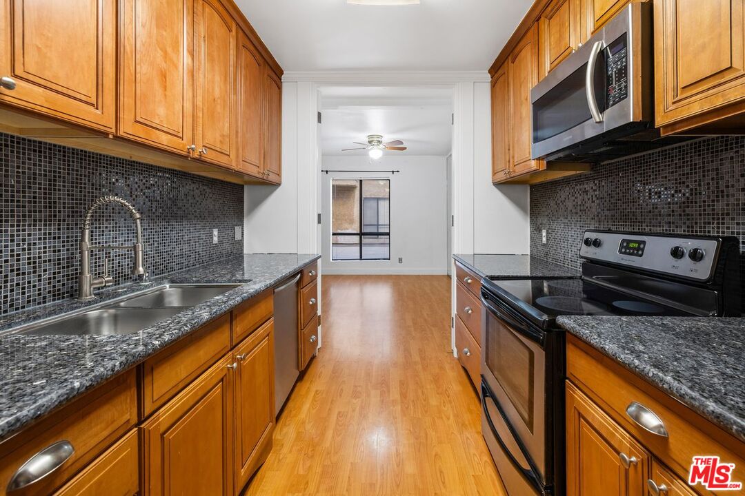 1735 N Fuller Ave Unit: 121