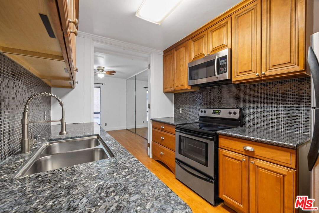 1735 N Fuller Ave Unit: 121