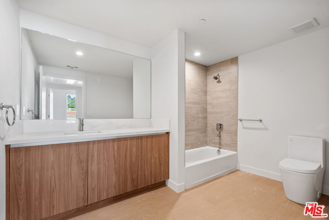 1717 Winona Blvd Unit: 201