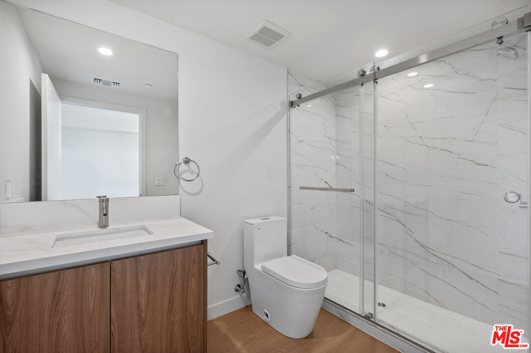 1717 Winona Blvd Unit: 201