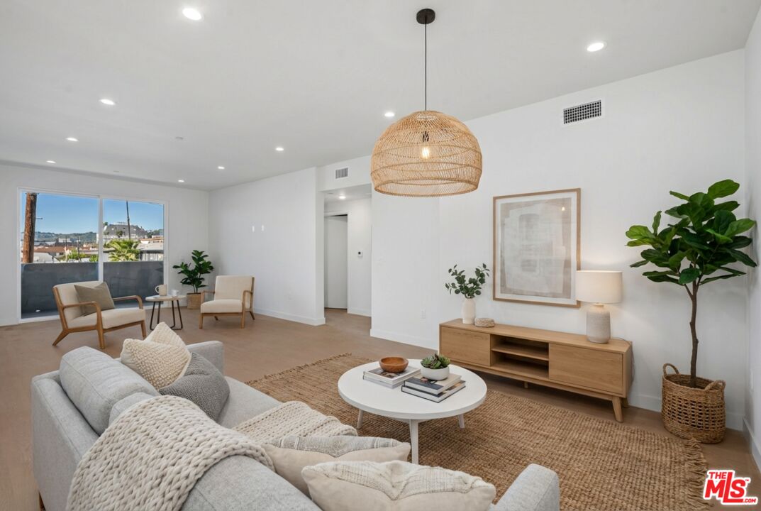 1717 Winona Blvd Unit: 201