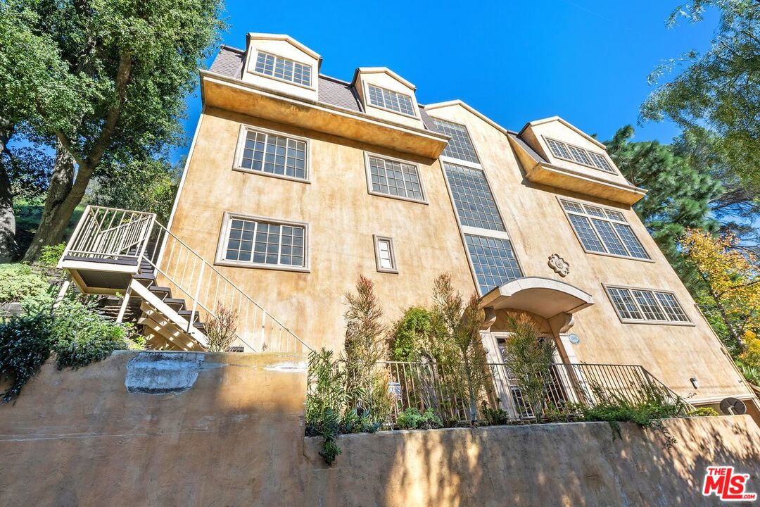 1808 Franklin Canyon Dr