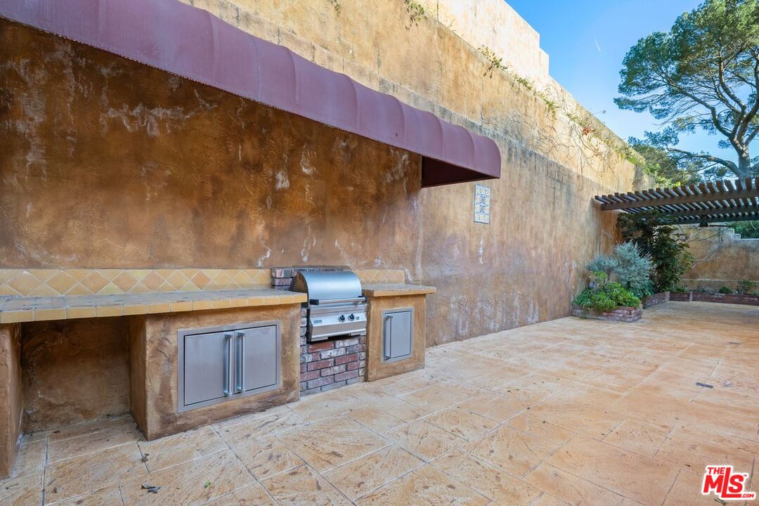 1808 Franklin Canyon Dr