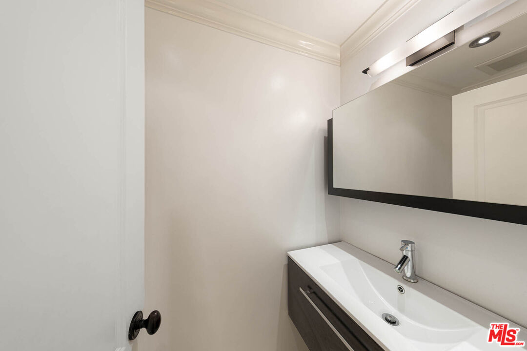 1131 Alta Loma Rd Unit: 131