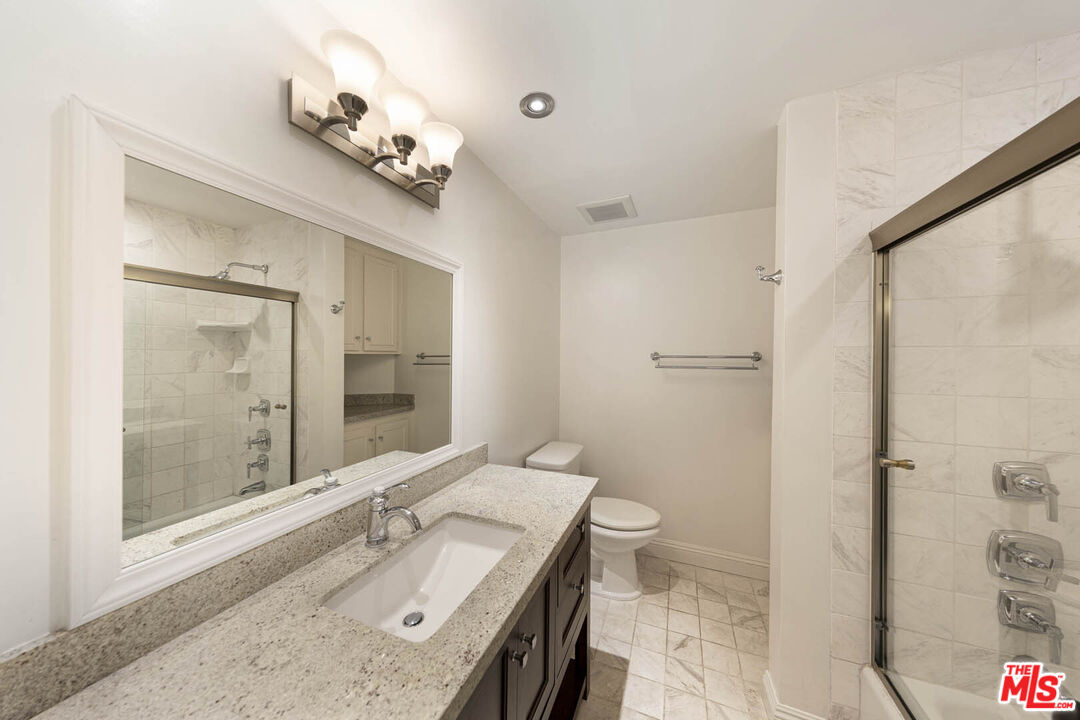 1131 Alta Loma Rd Unit: 131