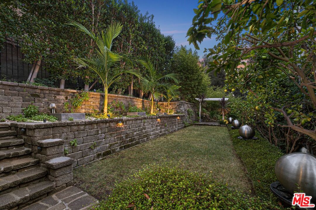 2250 Nichols Canyon Rd