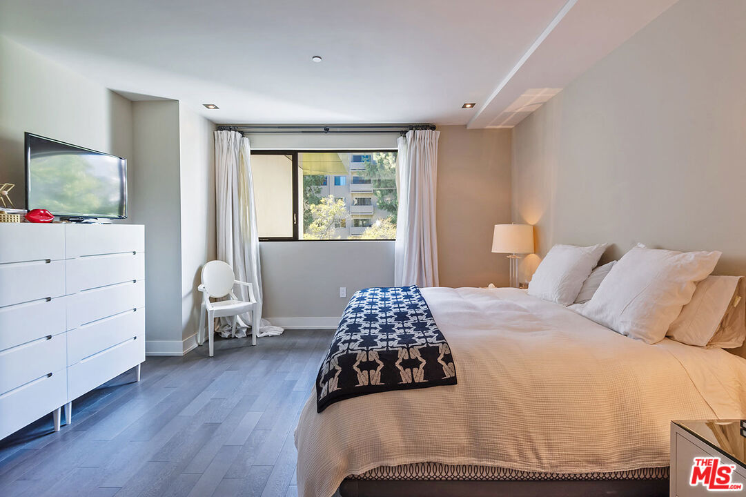 432 N OAKHURST DR Unit: 306