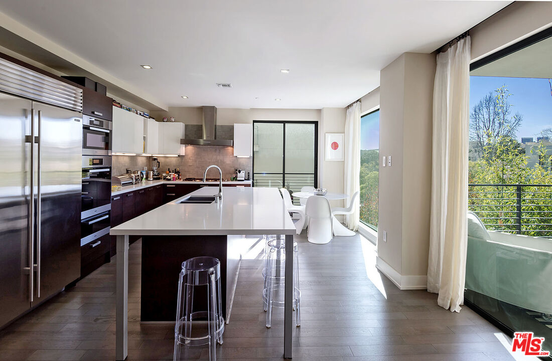 432 N OAKHURST DR Unit: 306