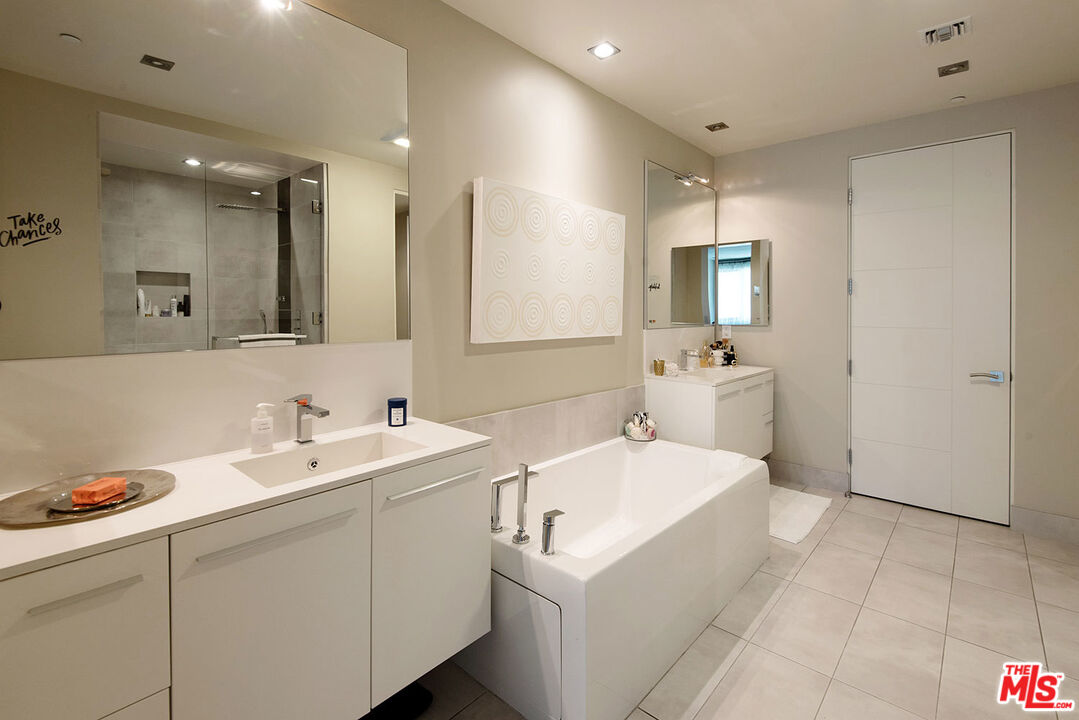 432 N OAKHURST DR Unit: 306