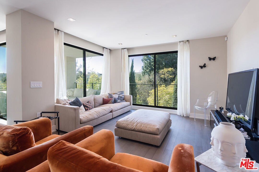 432 N OAKHURST DR Unit: 306