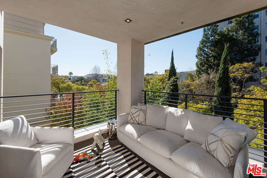 432 N OAKHURST DR Unit: 306