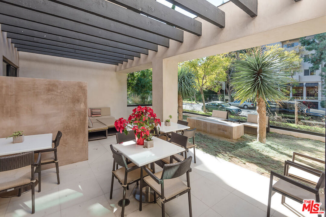 432 N OAKHURST DR Unit: 306