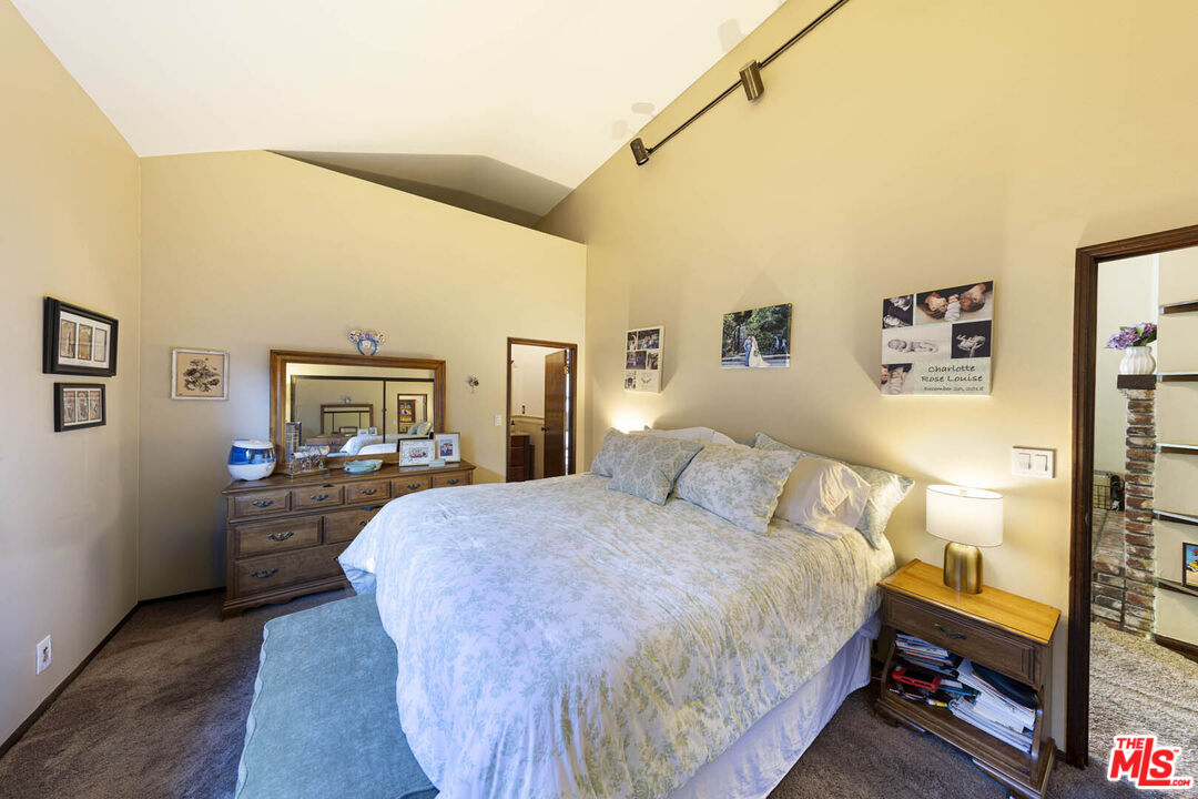 532 N San Marino Ave