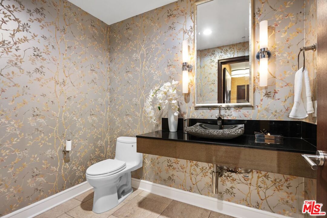 447 N Doheny Dr Unit: 102