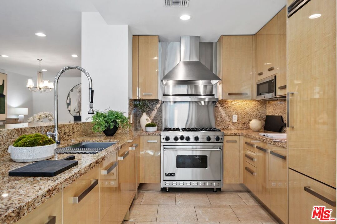 447 N Doheny Dr Unit: 102