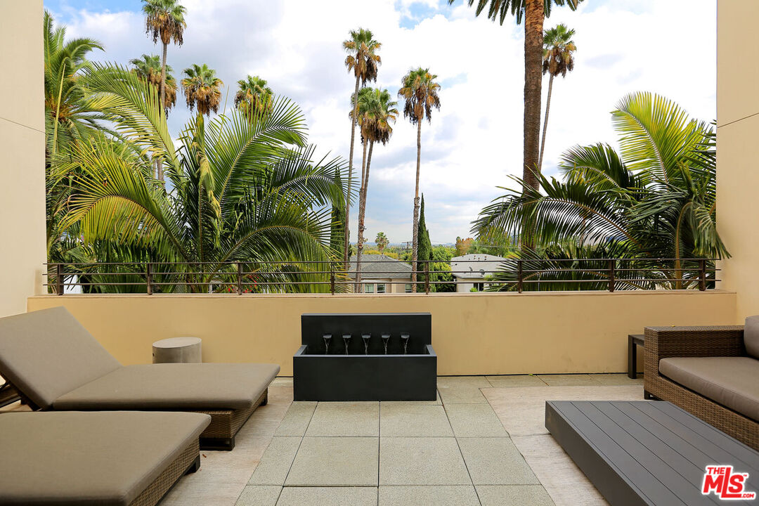 447 N Doheny Dr Unit: 102