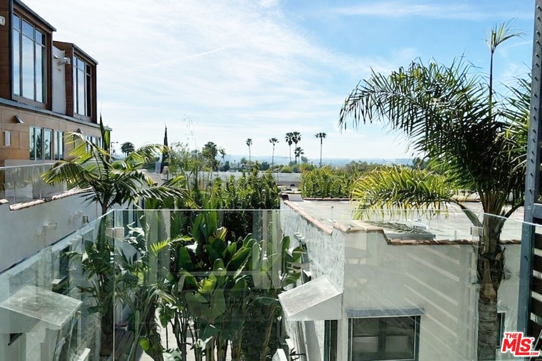 1250 N Harper Ave Unit: 416